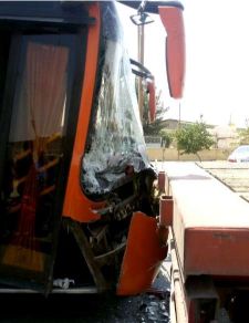 برخورد اتوبوس واحد با تریلر در جاده دولت آباد 